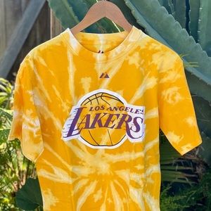 Men’s tye dye thrifted lakers t-shirt